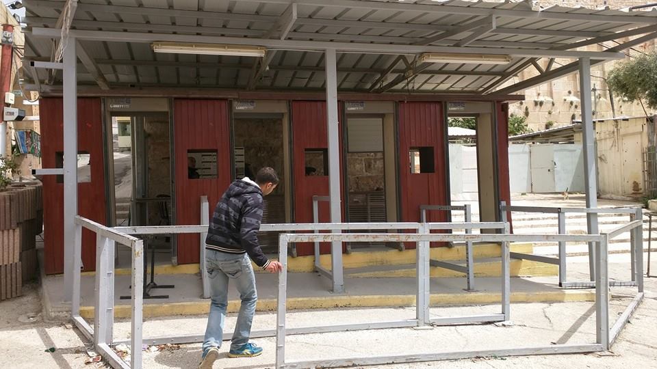 The army checkpoint outside the Ibrahimi Masjid